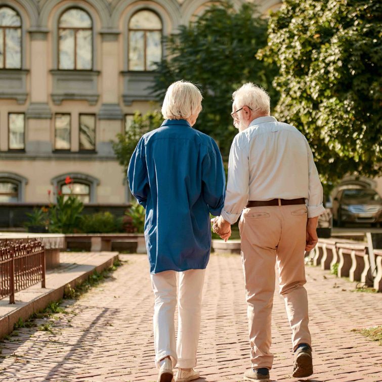 Photo de deux personnes âgées se tenant la main